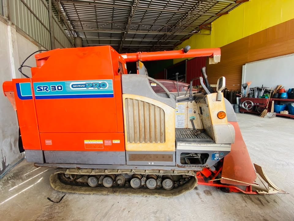 รถเกี่ยวข้าว Kubota SR30 Sky Road Pro รถเกี่ยวข้าว Kubota SR30 Sky Road Pro