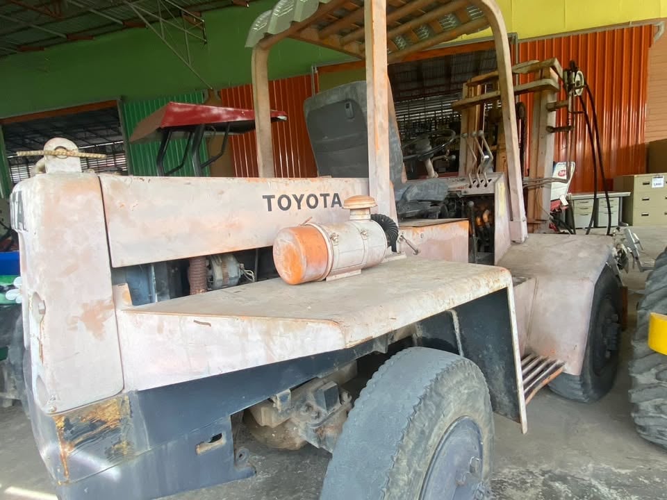 รถโฟล์คลิฟ TOYOTA โฟวิล 2.5ตัน ขับเคลื่อน 4 ล้อ รถโฟล์คลิฟ TOYOTA โฟวิล 2.5ตัน ขับเคลื่อน 4 ล้อ