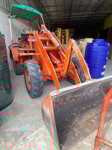 รถตัก MITSUI สีส้ม มีหลังคา