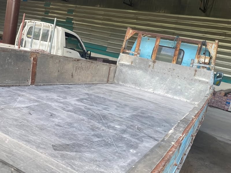 ISUZU NKR รถบรรทุก 6ล้อ กระบะเหล็ก ปี2017