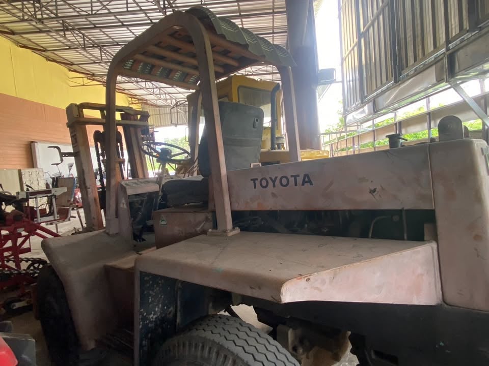 รถโฟล์คลิฟ TOYOTA โฟวิล 2.5ตัน ขับเคลื่อน 4 ล้อ รถโฟล์คลิฟ TOYOTA โฟวิล 2.5ตัน ขับเคลื่อน 4 ล้อ