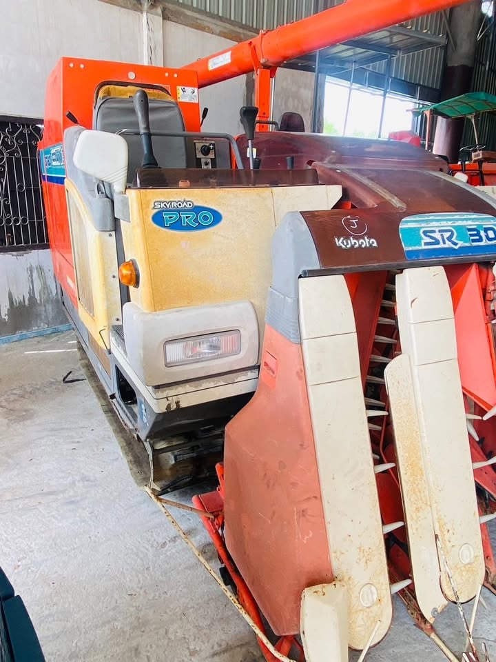 รถเกี่ยวข้าว Kubota SR30 Sky Road Pro รถเกี่ยวข้าว Kubota SR30 Sky Road Pro