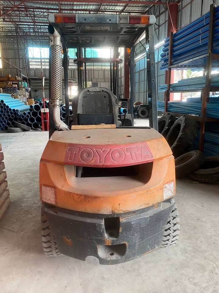 รถโฟล์คลิฟท์ TOYOTA รุ่น 7 สีส้ม รถโฟล์คลิฟท์ TOYOTA รุ่น 7 สีส้ม