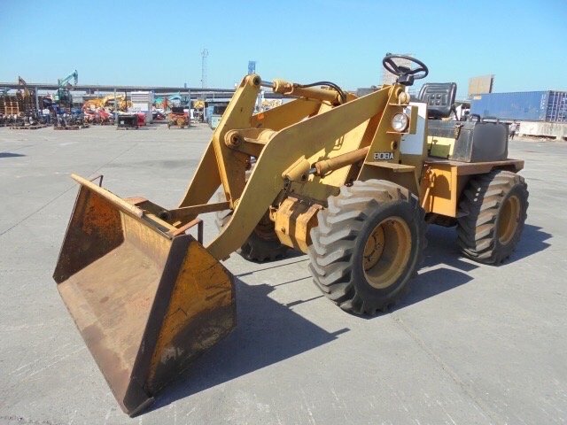 รถตัก ล้อยาง TCM 808A