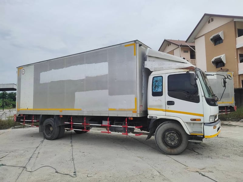 ISUZU FTR 195แรงม้า รถบรรทุก 6ล้อ ตู้แห้ง ปี2000