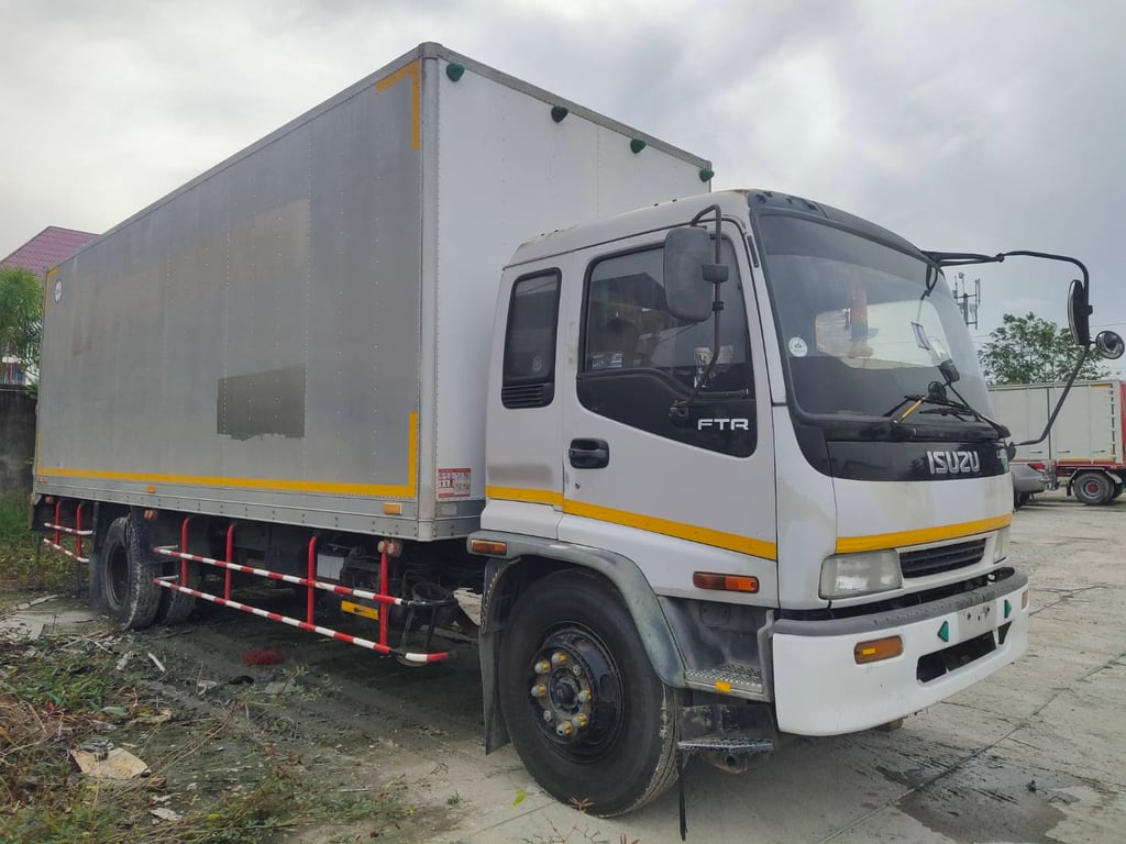 ISUZU FTR 195แรงม้า รถบรรทุก 6ล้อ ตู้แห้ง ปี2000