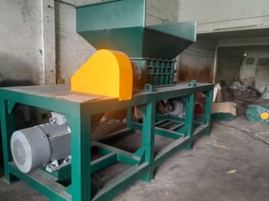 เครื่องขบบด   ใช้  สำหรับ ก้อนพลาสติก ยางพาเลทแข็งเหนียว กระดาษแผ่นม้วน 