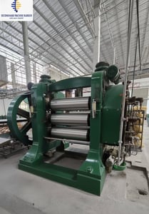 เครื่องรีดแผ่นยางสี่ลูกกลิ้ง (4-Roll Rubber Calender)  ช่วยปรับ ความหนาบางแผ่นยางให้สม่ำเสมอ และ ประกบ ผ้ากับยาง 