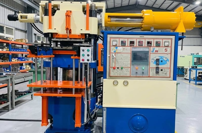 เครื่องฉีดยาง 200 ตัน แบบ ออโต้ สไสต์ กระทุ้ง -กำลังแรง ฉีดงานยางเนียบ ไร้ที่ติ-