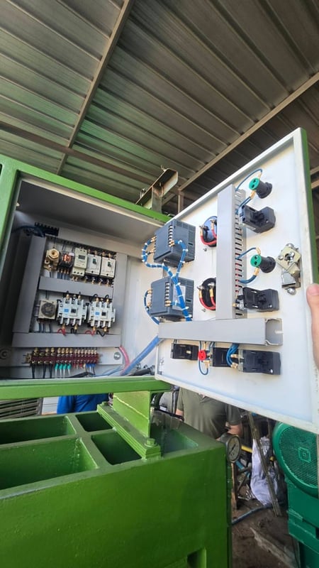 เครื่องอัดยาง 2 ชั้น 2 ช่อง  ทำงานดี  ลงทุนน้อย เครื่องเล็ก ประหยัดไฟ อัดงานได้ 4 แบบในเครื่องเดียว