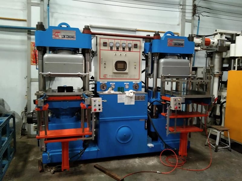 เครื่องฉีดยาง 200 ตัน แบบ ออโต้ สไสต์ กระทุ้ง -กำลังแรง ฉีดงานยางเนียบ ไร้ที่ติ-