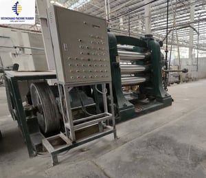 เครื่องรีดแผ่นยางสี่ลูกกลิ้ง (4-Roll Rubber Calender)  ช่วยปรับ ความหนาบางแผ่นยางให้สม่ำเสมอ และ ประกบ ผ้ากับยาง 