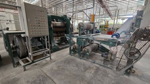 เครื่องรีดแผ่นยางสี่ลูกกลิ้ง (4-Roll Rubber Calender)  ช่วยปรับ ความหนาบางแผ่นยางให้สม่ำเสมอ และ ประกบ ผ้ากับยาง 