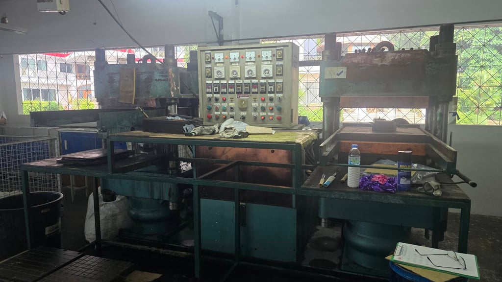 เครื่องอัดยาง แบบขึ้นลง สไสด์แม่พิมพ์อัตโนมัติ  compress rubeer machine ราคาถุก เจ้าของขายเอง