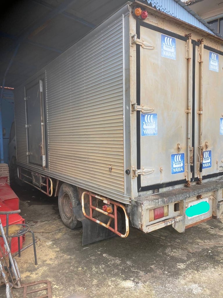 HINO DUTRO รถบรรทุก 6ล้อ ตู้แห้ง HINO DUTRO รถบรรทุก 6ล้อ ตู้แห้ง