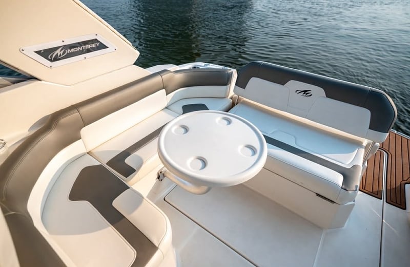 เรือสปอร์ตคาบินหรู Monterey 275 ปี 2014 เรือสปอร์ตคาบินหรู Monterey 275 ปี 2014