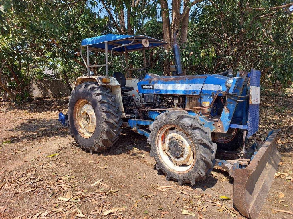 ขายครับ รถใช้งานอยุ่ มีดันหน้า ผาล3  1ชุด    สภาพตามรูปเลยครับถ่ายจากงานจริง  โทร081-8108927