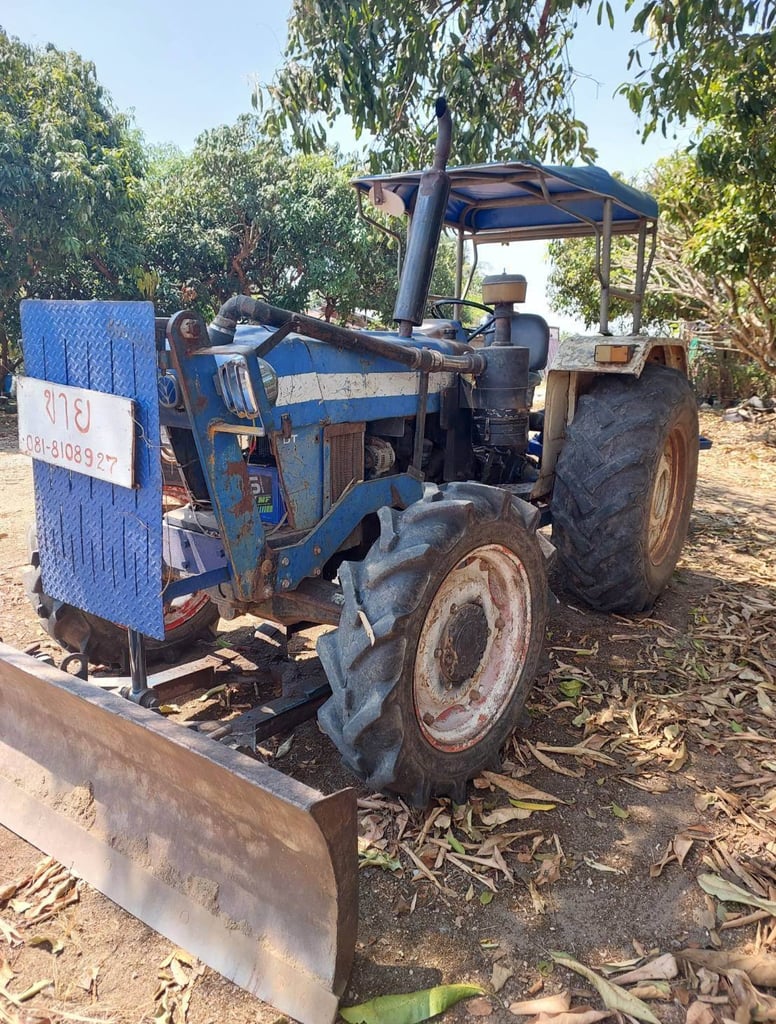 ขายครับ รถใช้งานอยุ่ มีดันหน้า ผาล3  1ชุด    สภาพตามรูปเลยครับถ่ายจากงานจริง  โทร081-8108927