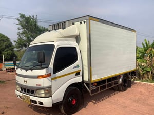 HINO XZU 120แรงม้า รถบรรทุก 6ล้อ ตู้เย็น ปี2003 HINO XZU 120แรงม้า รถบรรทุก 6ล้อ ตู้เย็น ปี2003