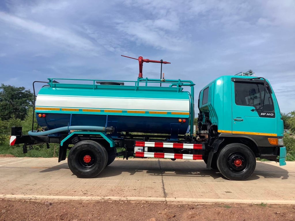 HINO FC 160แรงม้า รถบรรทุก 6ล้อ บรรทุกน้ำ ปี1999 HINO FC 160แรงม้า รถบรรทุก 6ล้อ บรรทุกน้ำ ปี1999