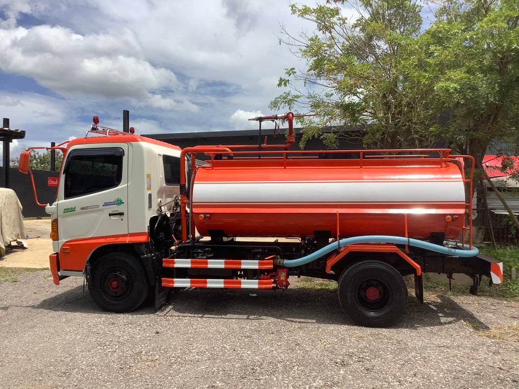 HINO FC 165แรงม้า รถบรรทุก 6ล้อ บรรทุกน้ำ ปี2003 HINO FC 165แรงม้า รถบรรทุก 6ล้อ บรรทุกน้ำ ปี2003