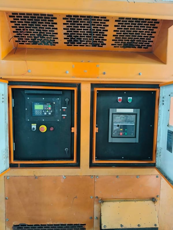 ขายเครื่องปั่นไฟ ขนาด 600KVA ยี่ห้อ CUMMINS KTA 19 ขายเครื่องปั่นไฟ ขนาด 600KVA ยี่ห้อ CUMMINS KTA 19