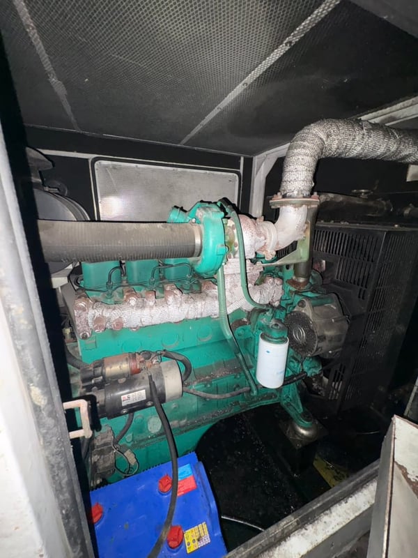 ขายเครื่องปั่นไฟ คัมมินส์ รุ่น 6BT ขนาด 108 KVA พร้อมตู้เก็บเสียงสะภาพดีใช้งาน 85 ชั่วโมง