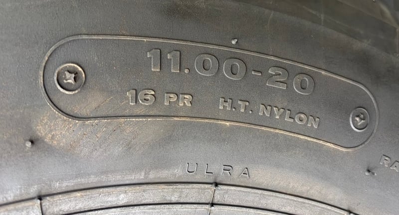 ยางรถบรรทุกใช้แล้ว bridgestone 1100r20 ผ้าใบ 3เส้น ปี 2022