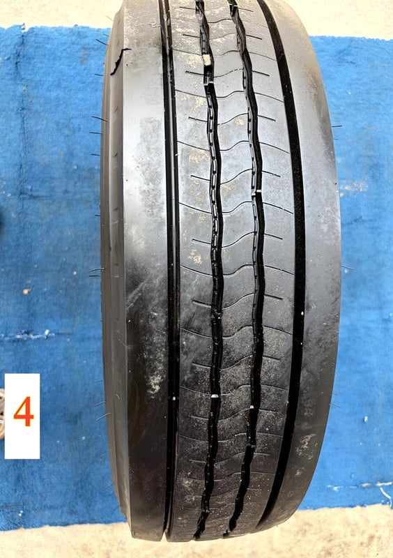 ยางเก่าใช้แล้วBridgestone 215-75r17.5 มี 4เส้น ปีผลิต 24 และ25