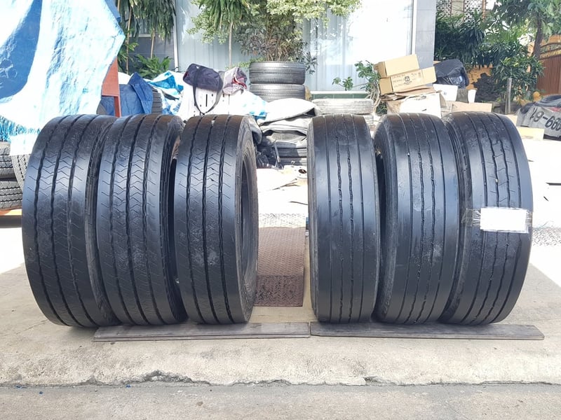 Radial Tire มือ2 มี 6เส้น 215-75r17.5 Bridgestone 3เส้น และAustone 3เส้น