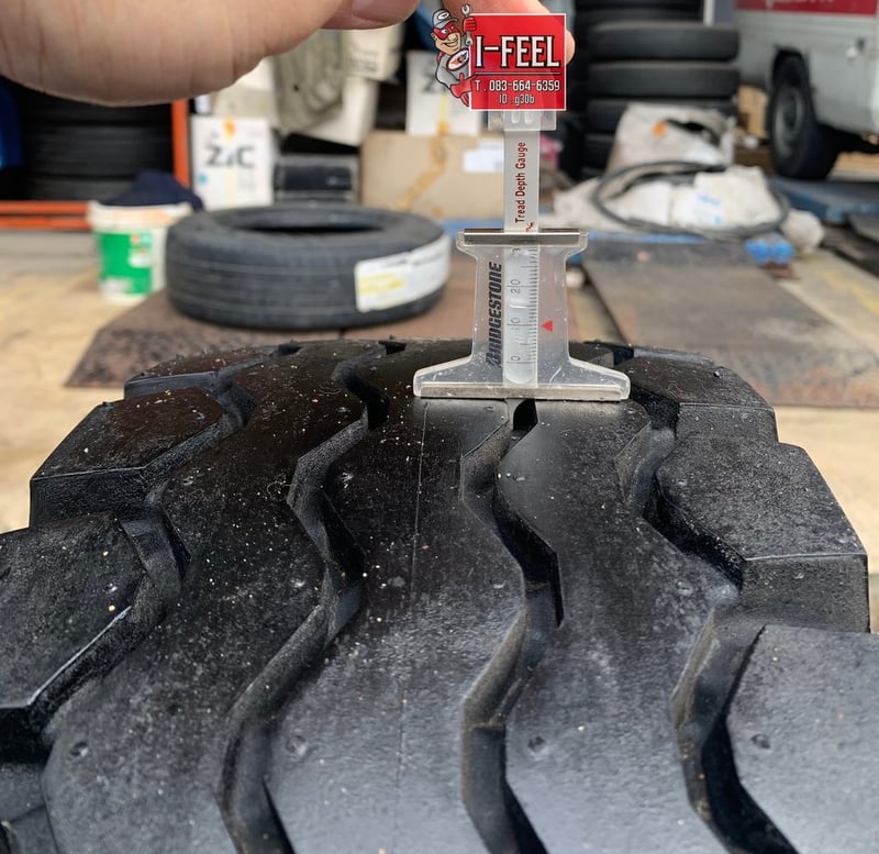 ยางรถยก forklift ยี่ห้อ dunlop tire ขนาด 23 x 9 - 10 ยางเก่าปี