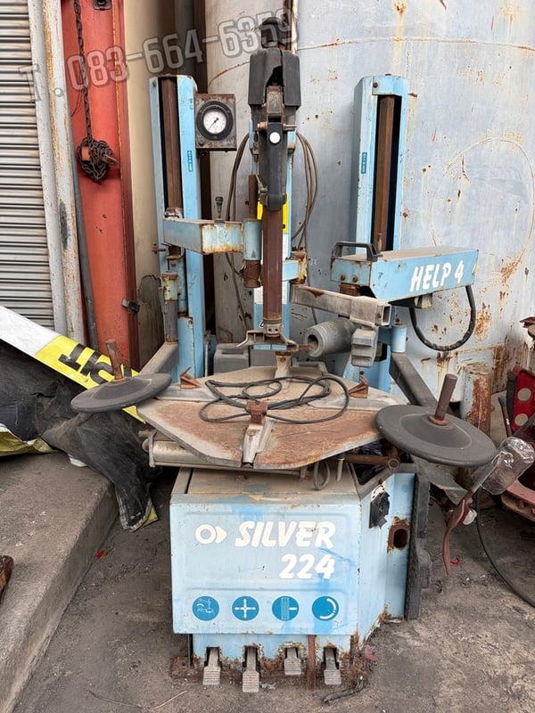 เครื่องถอดยางล้อ ใช้งานไม่ได้แล้ว มี 2ตัว เครื่องถอดยางล้อ ใช้งานไม่ได้แล้ว มี 2ตัว