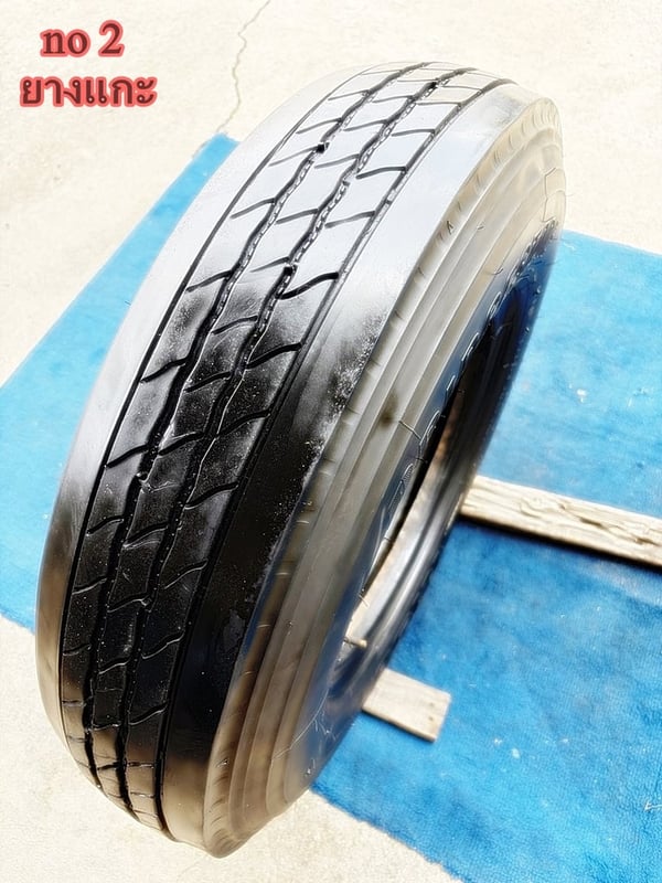 ยางเก่า บรรทุก BS 750r16 radial ชุดนี้ เป็นยางแกะดอกยาง มี 2เส้น ปี21 และ 24