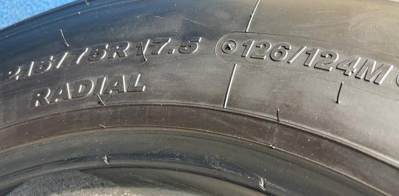 ยางเก่าใช้แล้วBridgestone 215-75r17.5 มี 4เส้น ปีผลิต 24 และ25