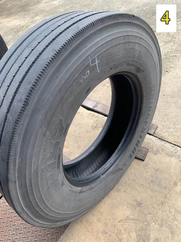 ยางเก่าBridgestone  11r22.5 r157 radial tbr ปี2021 ชุดนี้มี 4เส้น