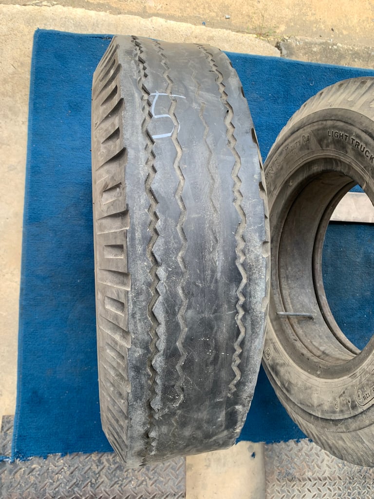 ยางบรรทุกเก่า Bridgestone 7.50r16 mr ยางในรองคอครบ ชุดนี้มี 8เส้น คละปีผลิต ผ้าใบ