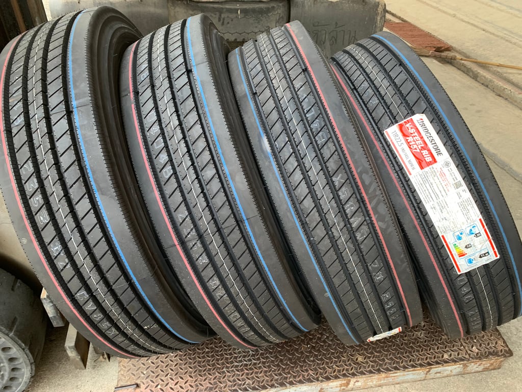 Bridgestone รุ่น R157 ขนาด 11R 22.5 Tbr ยางใหม่ เส้นละ9,450บาท Bridgestone รุ่น R157 ขนาด 11R 22.5 Tbr ยางใหม่ เส้นละ9,450บาท