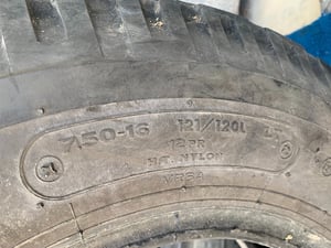 ยางบรรทุกเก่า Bridgestone 7.50r16 mr ยางในรองคอครบ ชุดนี้มี 8เส้น คละปี ผ้าใบ อัดดอกได้ ยางบรรทุกเก่า Bridgestone 7.50r16 mr ยางในรองคอครบ ชุดนี้มี 8เส้น คละปี ผ้าใบ อัดดอกได้