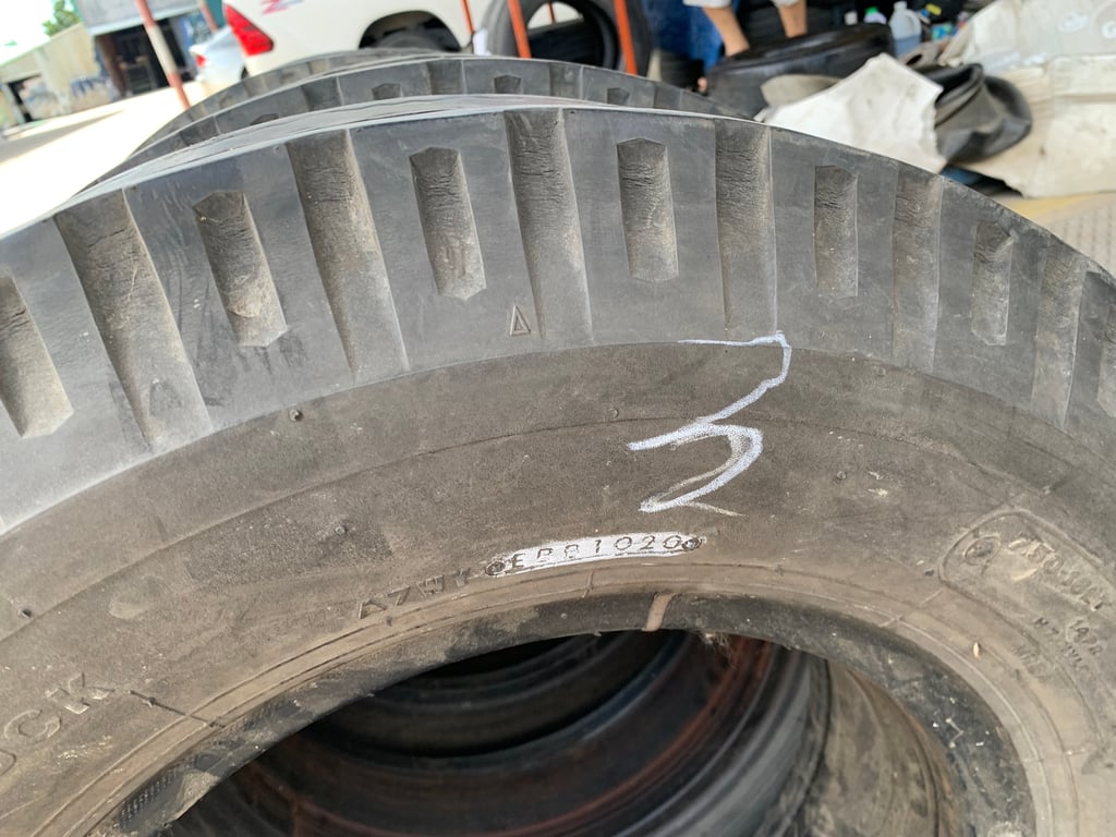 ยางบรรทุกเก่า Bridgestone 7.50r16 mr ยางในรองคอครบ ชุดนี้มี 8เส้น คละปีผลิต ผ้าใบ ยางบรรทุกเก่า Bridgestone 7.50r16 mr ยางในรองคอครบ ชุดนี้มี 8เส้น คละปีผลิต ผ้าใบ