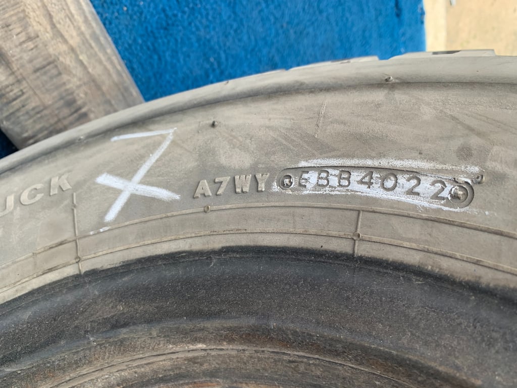 ยางบรรทุกเก่า Bridgestone 7.50r16 mr ยางในรองคอครบ ชุดนี้มี 8เส้น คละปีผลิต ผ้าใบ