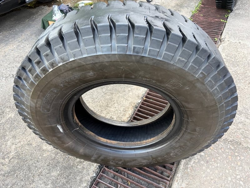 ยางรถบรรทุกใช้แล้ว bridgestone 1100r20 ผ้าใบ 3เส้น ปี 2022