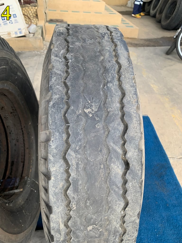 ยางเก่ารถบรรทุก คละยี่ห้อมีBridgestone และ Deestone  7.50r15 nylon ยางใน-รองคอ มี 4เส้น