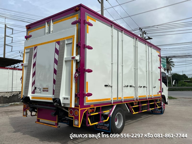 6 ล้อ อีซูซุ NPR 150 แรงม้า ตู้ 10 บาน 5.5 เมตร มีลิฟท์ท้าย ปี 59