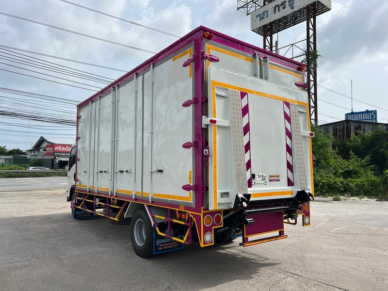 6 ล้อ อีซูซุ NPR 150 แรงม้า ตู้ 10 บาน 5.5 เมตร ปี 59 มีลิฟท์ท้าย