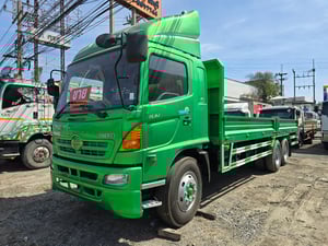 10 ล้อ ฮีโน่ เมก้า เพลาเดียว เครื่อง 212 แรงม้า กระบะเหล็ก ยาว 7.5 เมตร