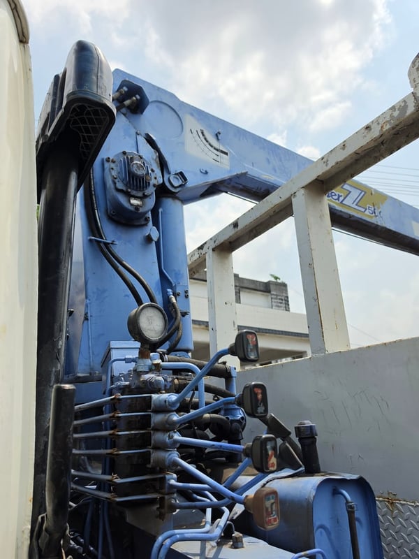 6 ล้อ มิตซูบิชิ ติดเครน 5 ตัน 4 ปลอก ปี 45