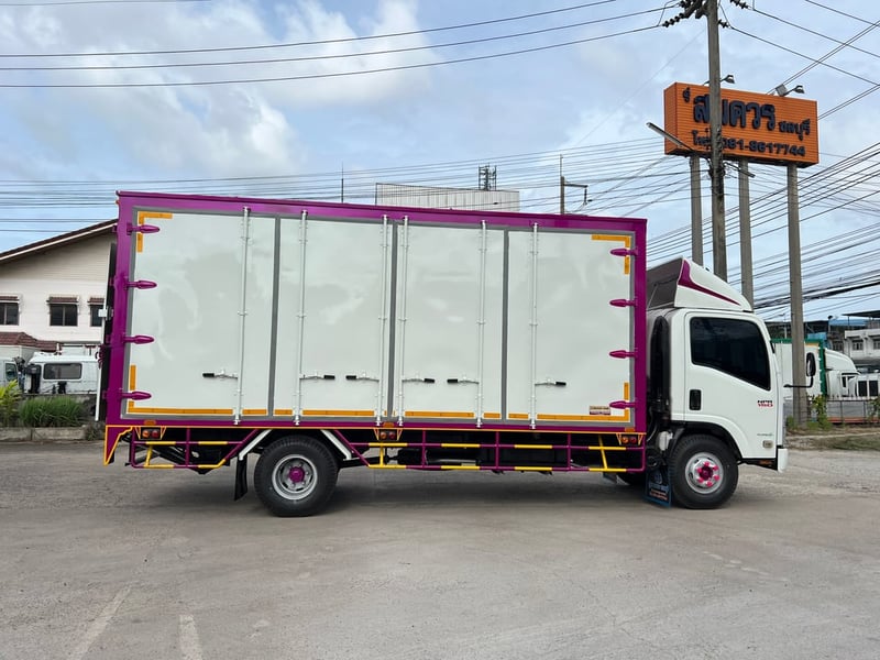 6 ล้อ อีซูซุ NPR 150 แรงม้า ตู้ 10 บาน 5.5 เมตร ปี 59 มีลิฟท์ท้าย