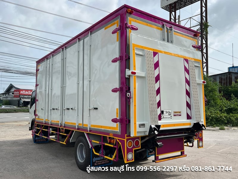 6 ล้อ อีซูซุ NPR 150 แรงม้า ตู้ 10 บาน 5.5 เมตร มีลิฟท์ท้าย ปี 59