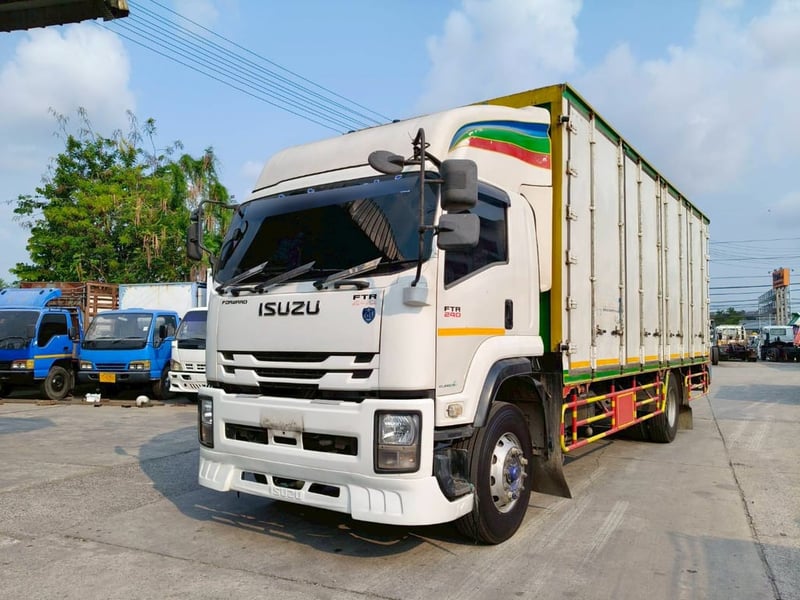 6 ล้อ อีซูซุ FTR 240 แรงม้า ปี 61 ตู้ 10 บาน