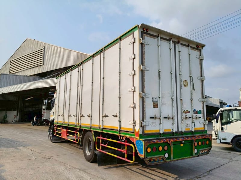 6 ล้อ อีซูซุ FTR 240 แรงม้า ปี 61 ตู้ 10 บาน